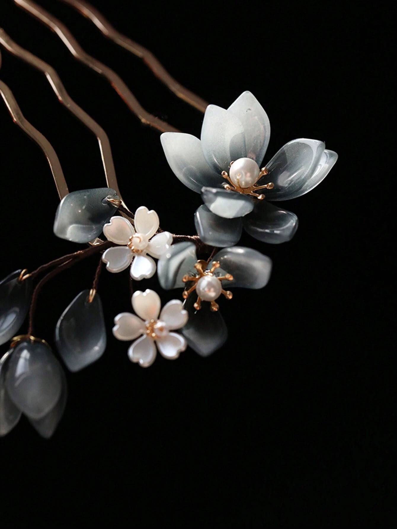 Gylden Kam med Magnolia Blomster & Perler