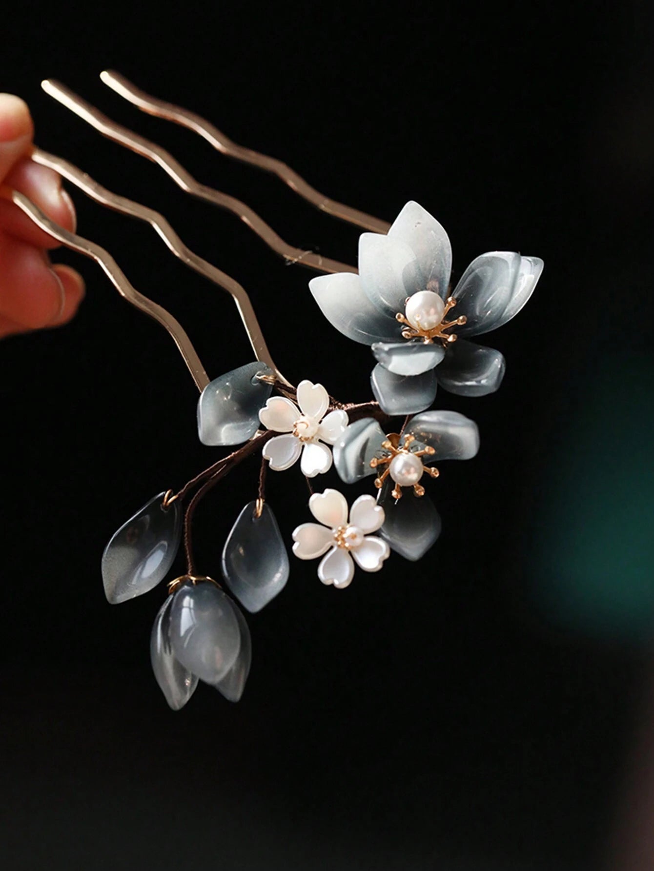 Gylden Kam med Magnolia Blomster & Perler