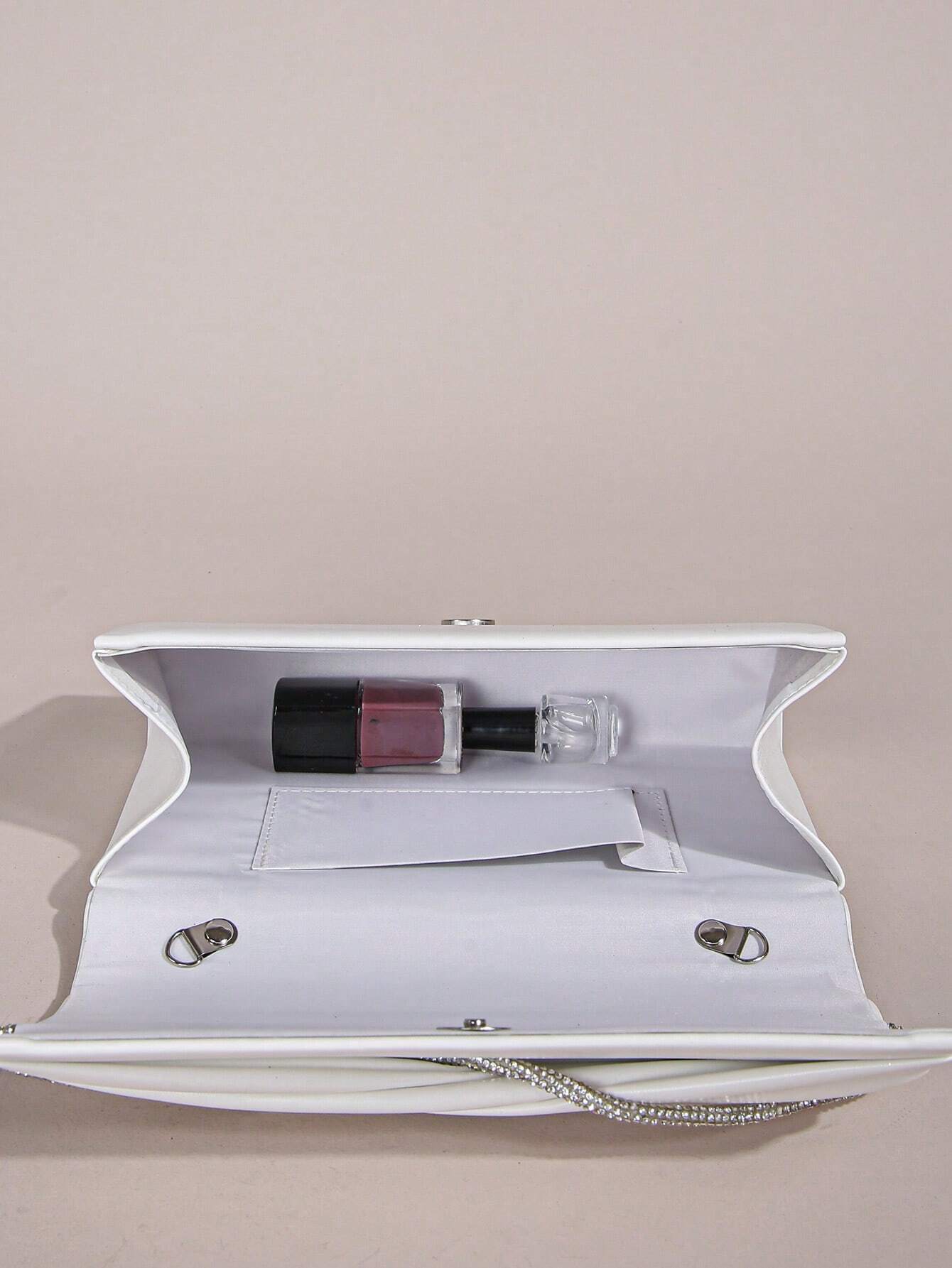 Hvid Clutch Taske - i KunstlĂŠder med SĂžlv & SlĂžjfe Design