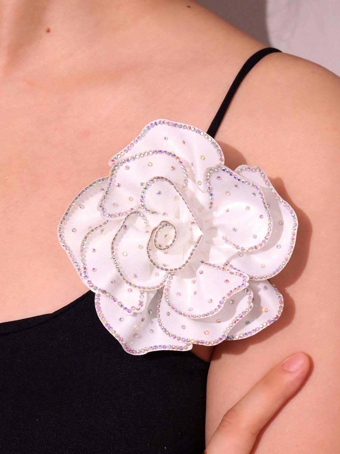 Stor Hårblomst / Broche - i Hvid med Klare Perler