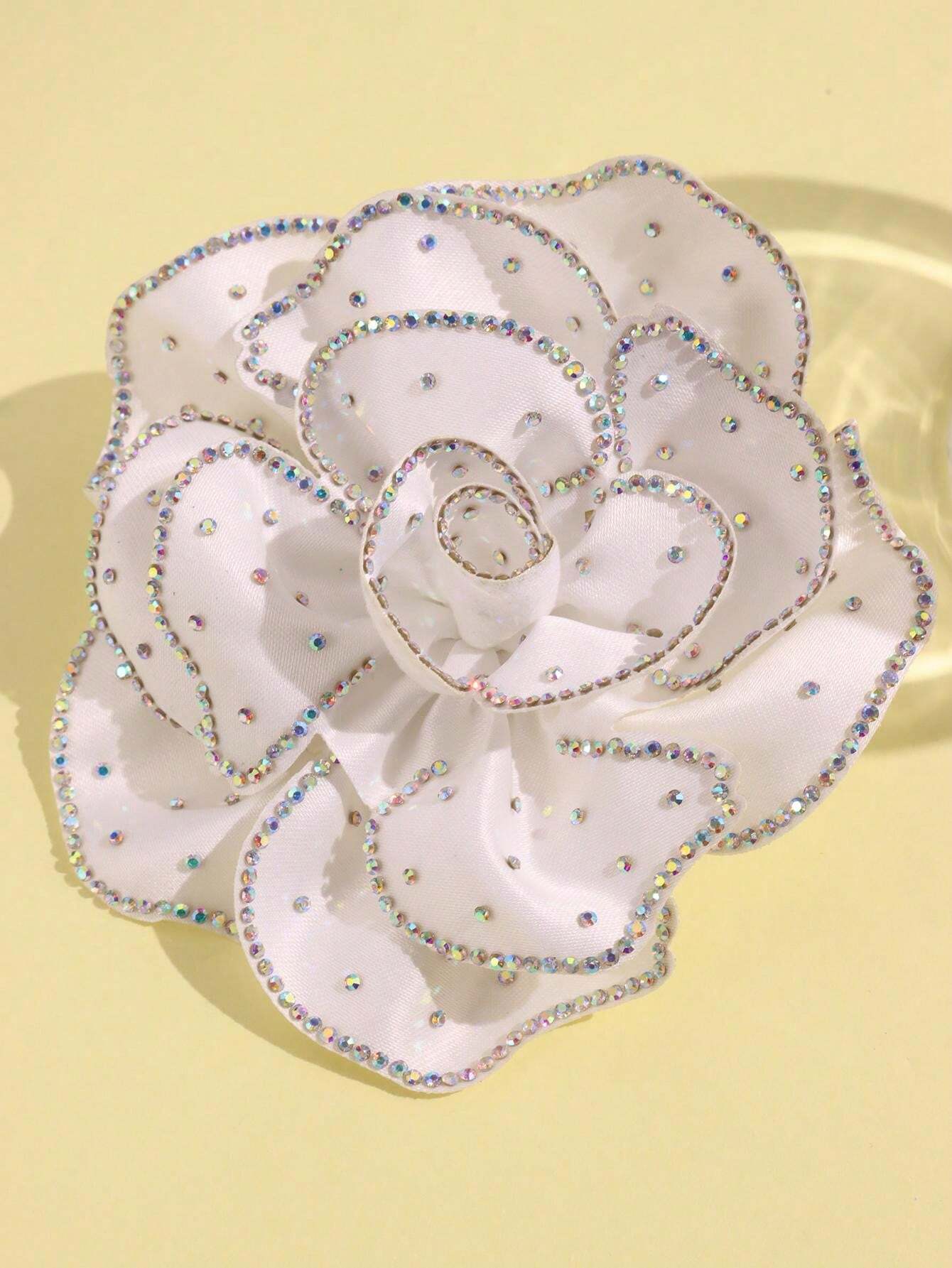 Stor Hårblomst / Broche - i Hvid med Klare Perler