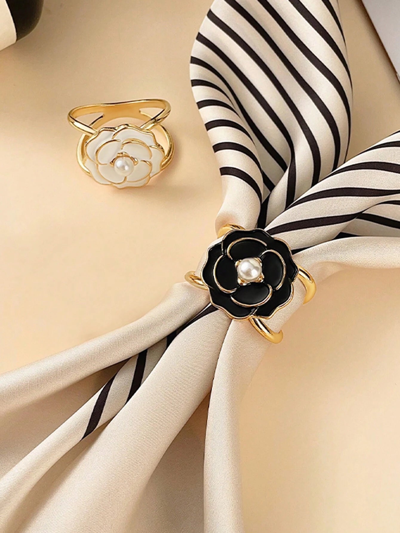 Gylden Spænde til Tørklæde - med Hvid Blomst & Perle