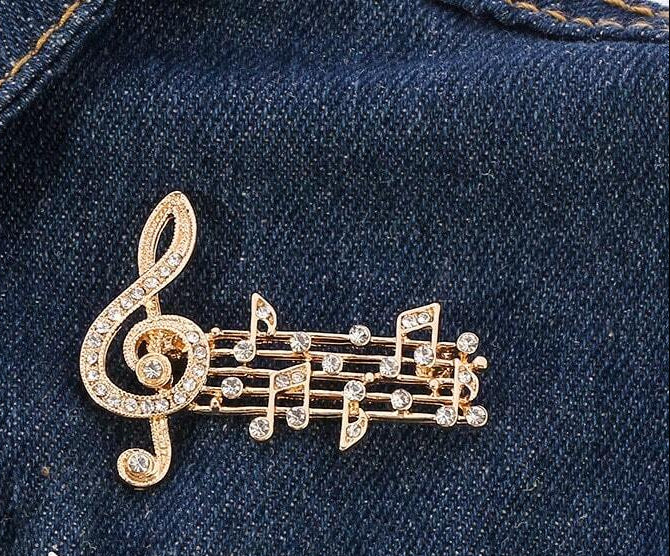 Gylden Broche med Musik Noder & Perler