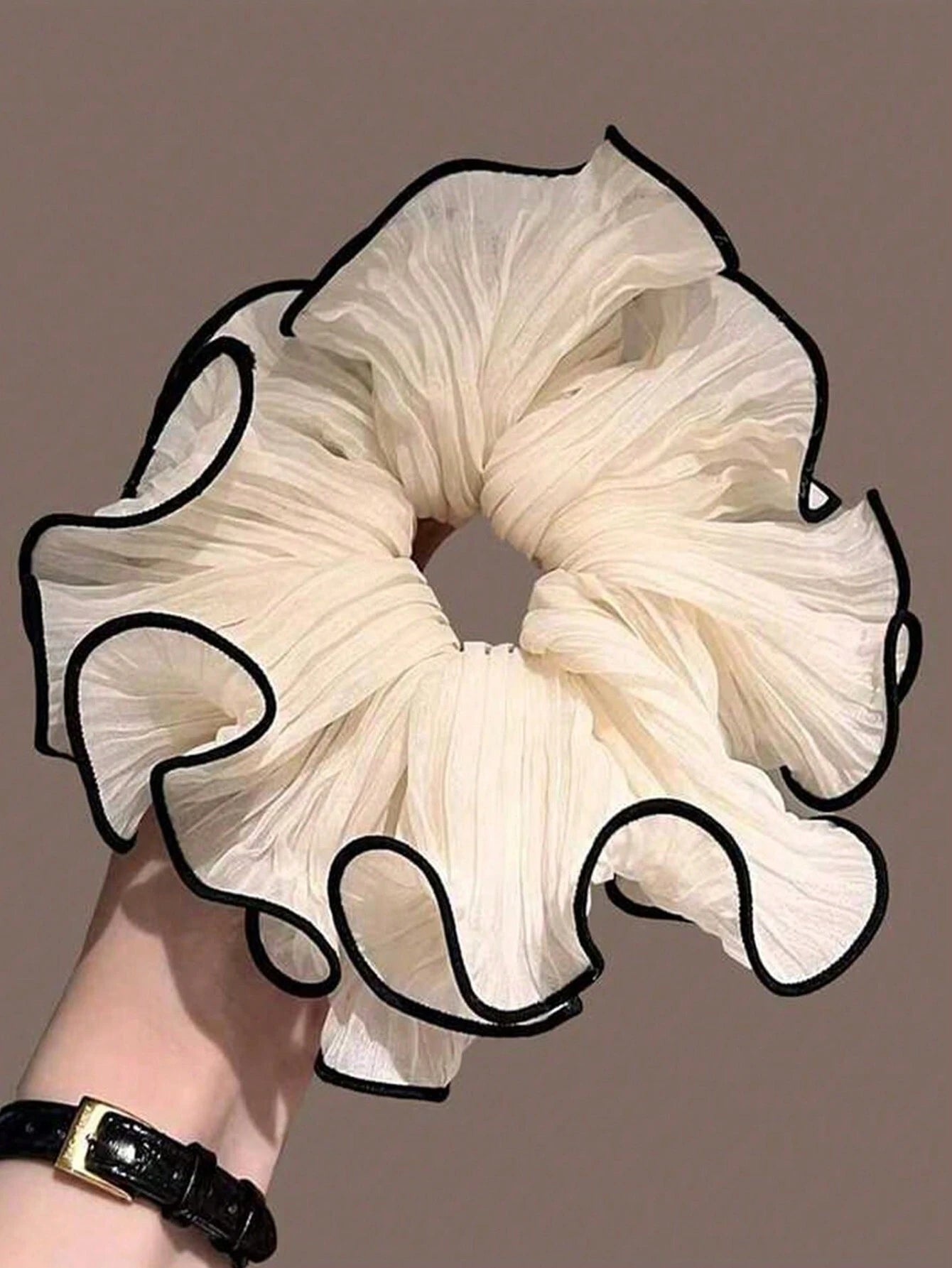 Stor Scrunchie Hårelastik - i Plisseret Hvid med Sort Kant