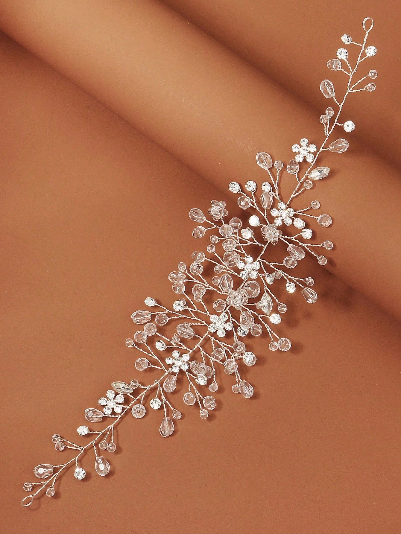 Stort Hårsmykke med Blomster & Perler - Fleksibelt Design