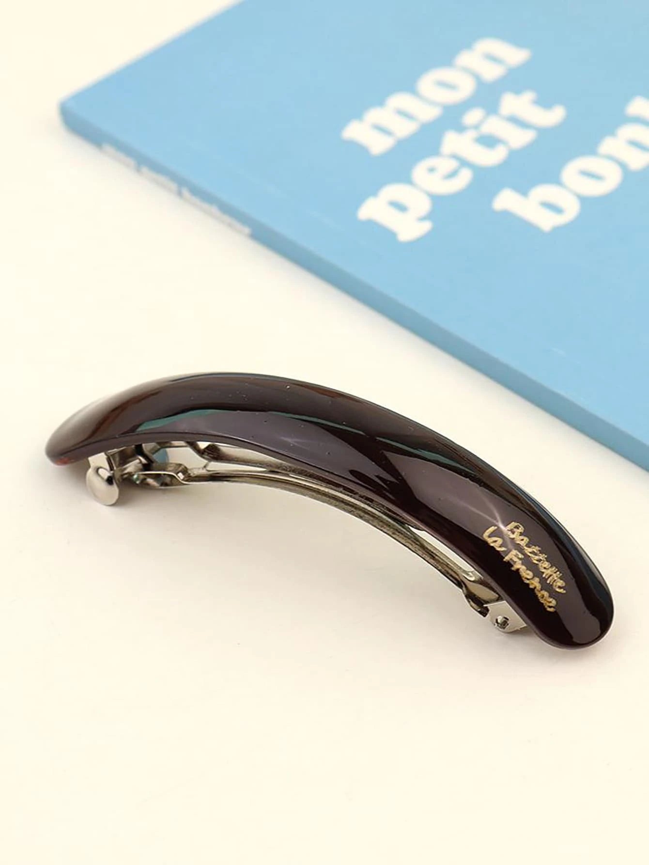 Buet Fransk Patent Hårspænde - i Mørk Brun