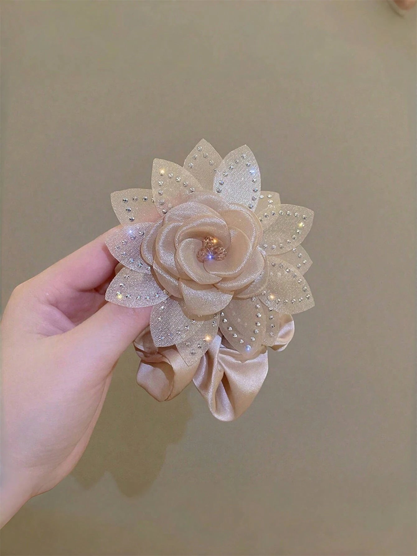 Scrunchie Hårelastik med Gylden Blomst & Perler