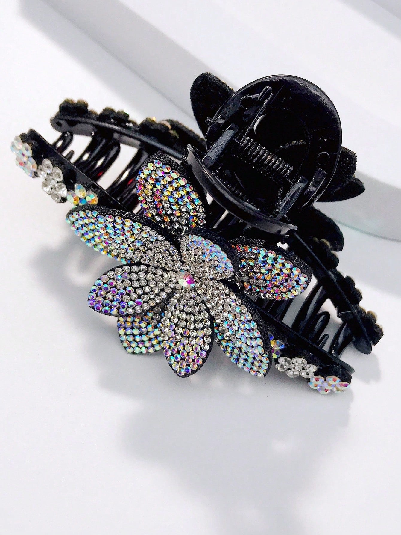 Stor Sort HÄrklemme i Blomster-Design med Klare Perler