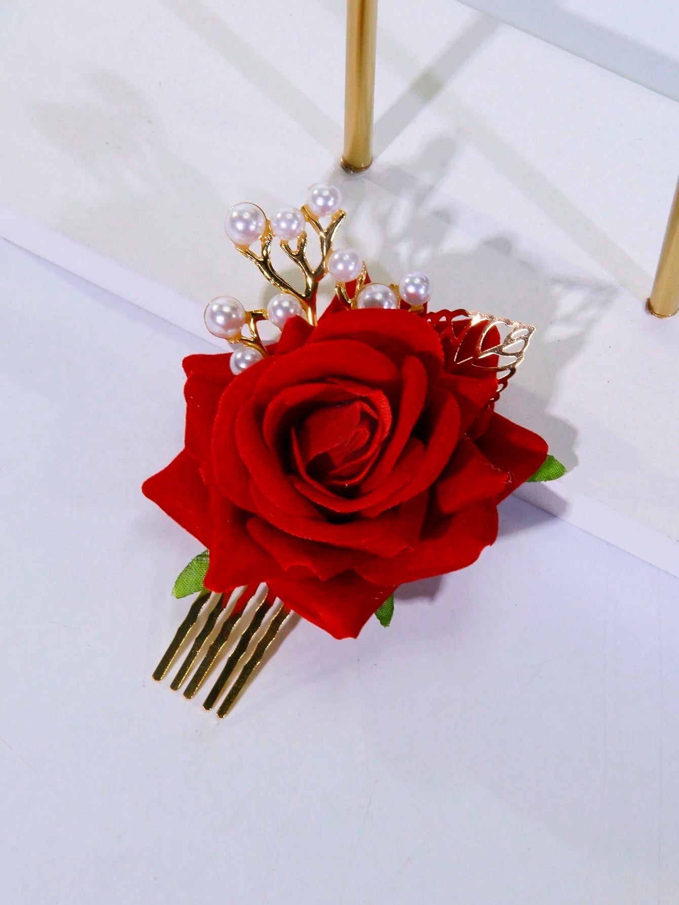 Rød Rose med Gyldent Blad & Hvide Perler