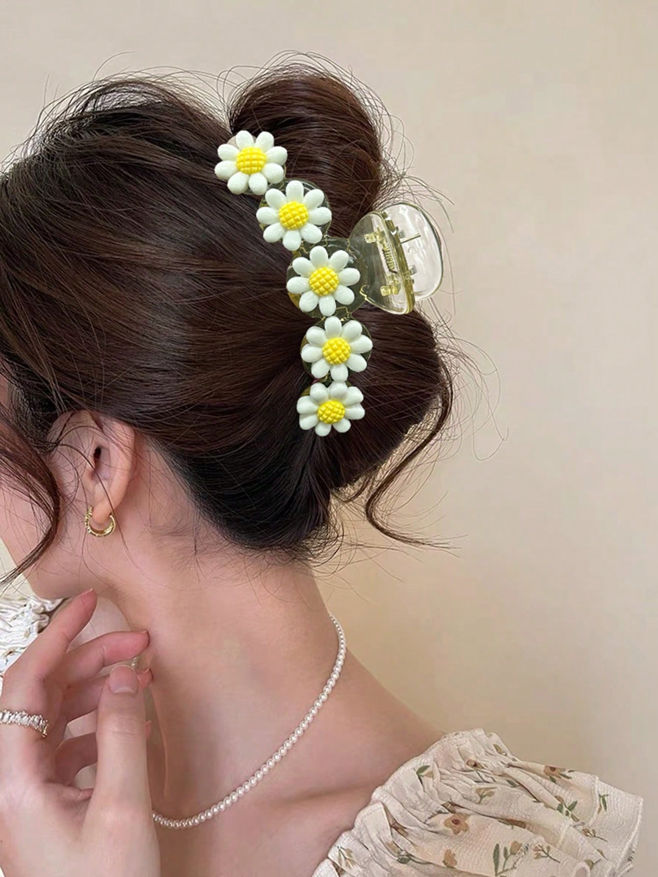 Lys Hårklemme med Hvide Daisy Blomster