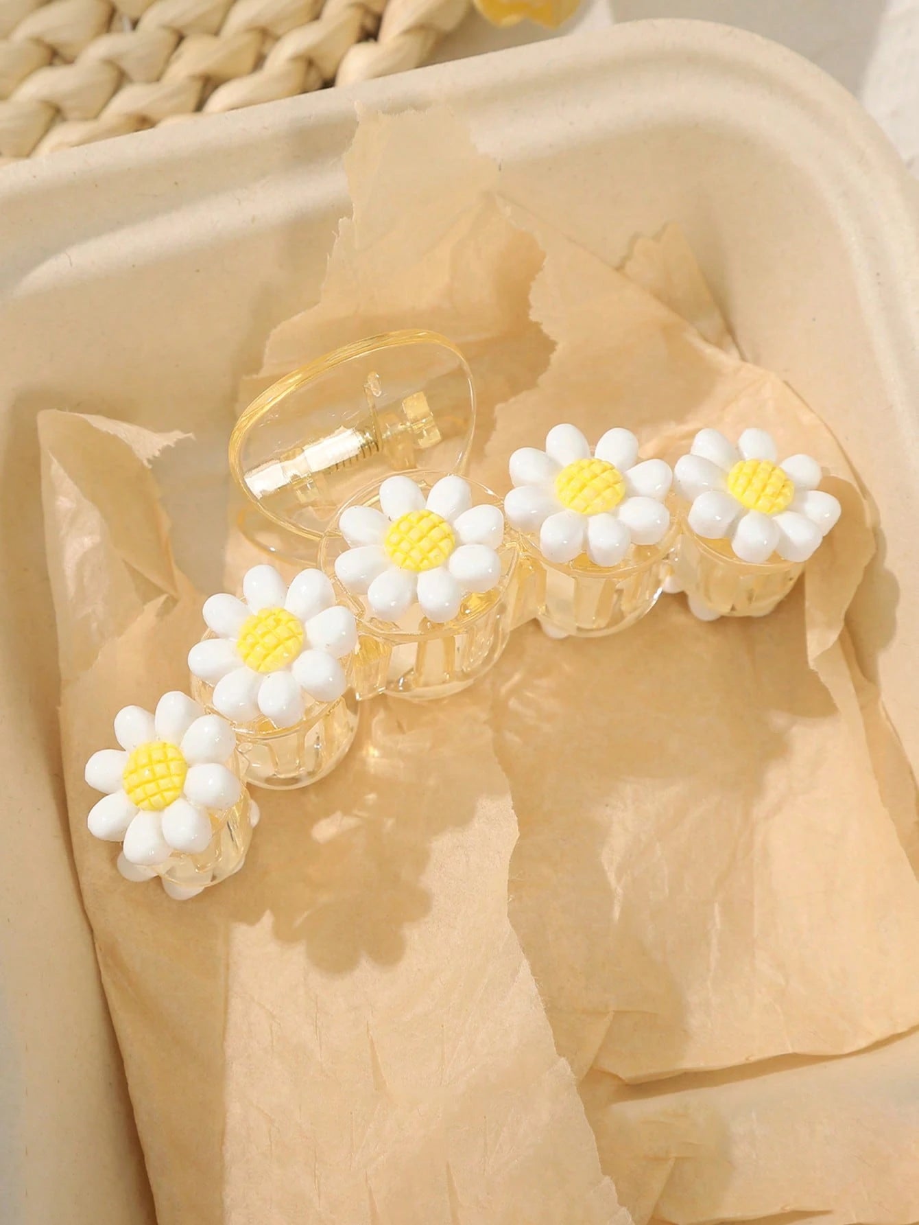 Lys Hårklemme med Hvide Daisy Blomster