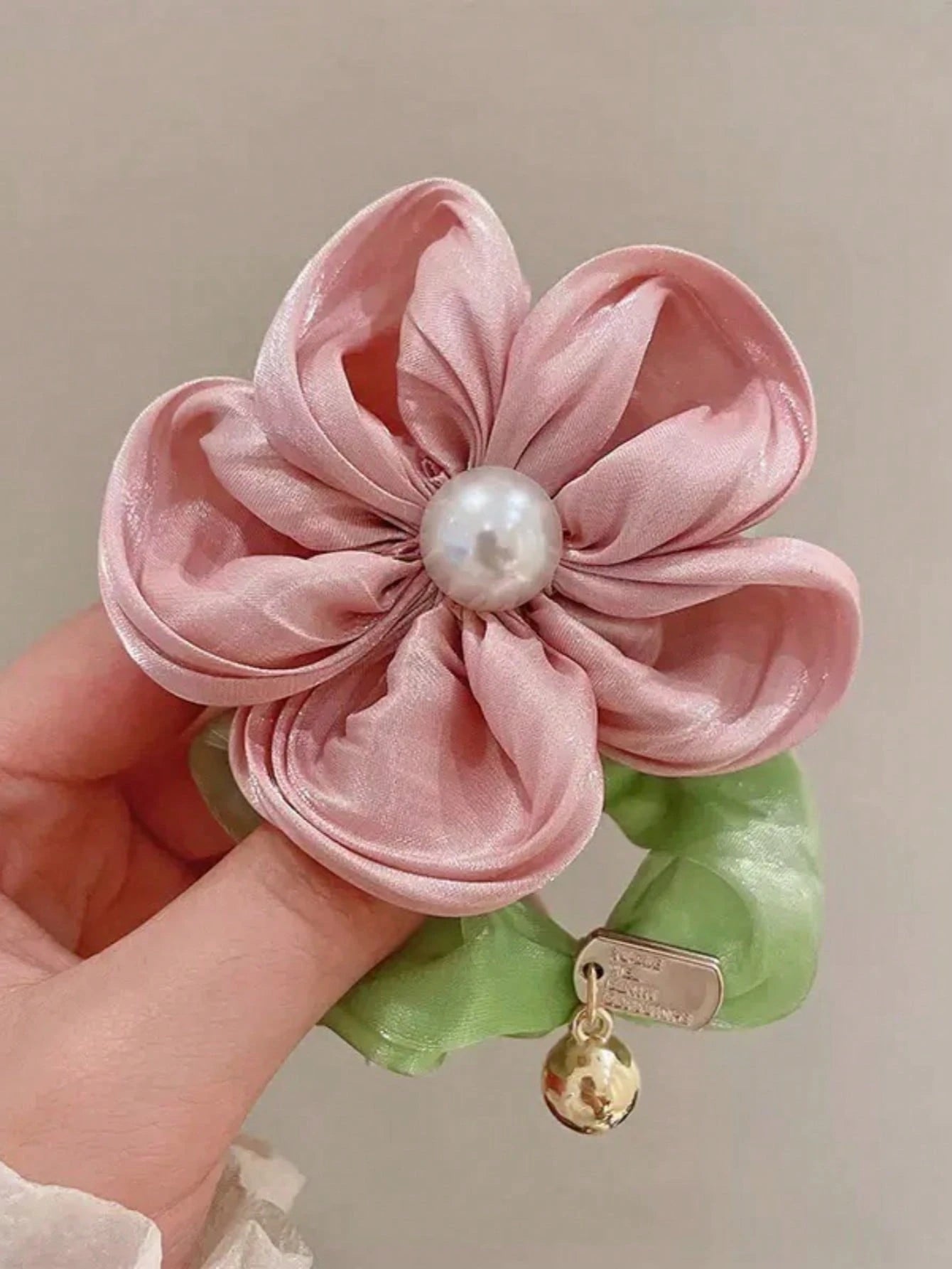Lysegrøn Scrunchie Hårelastik med Rosa Blomst & Perle