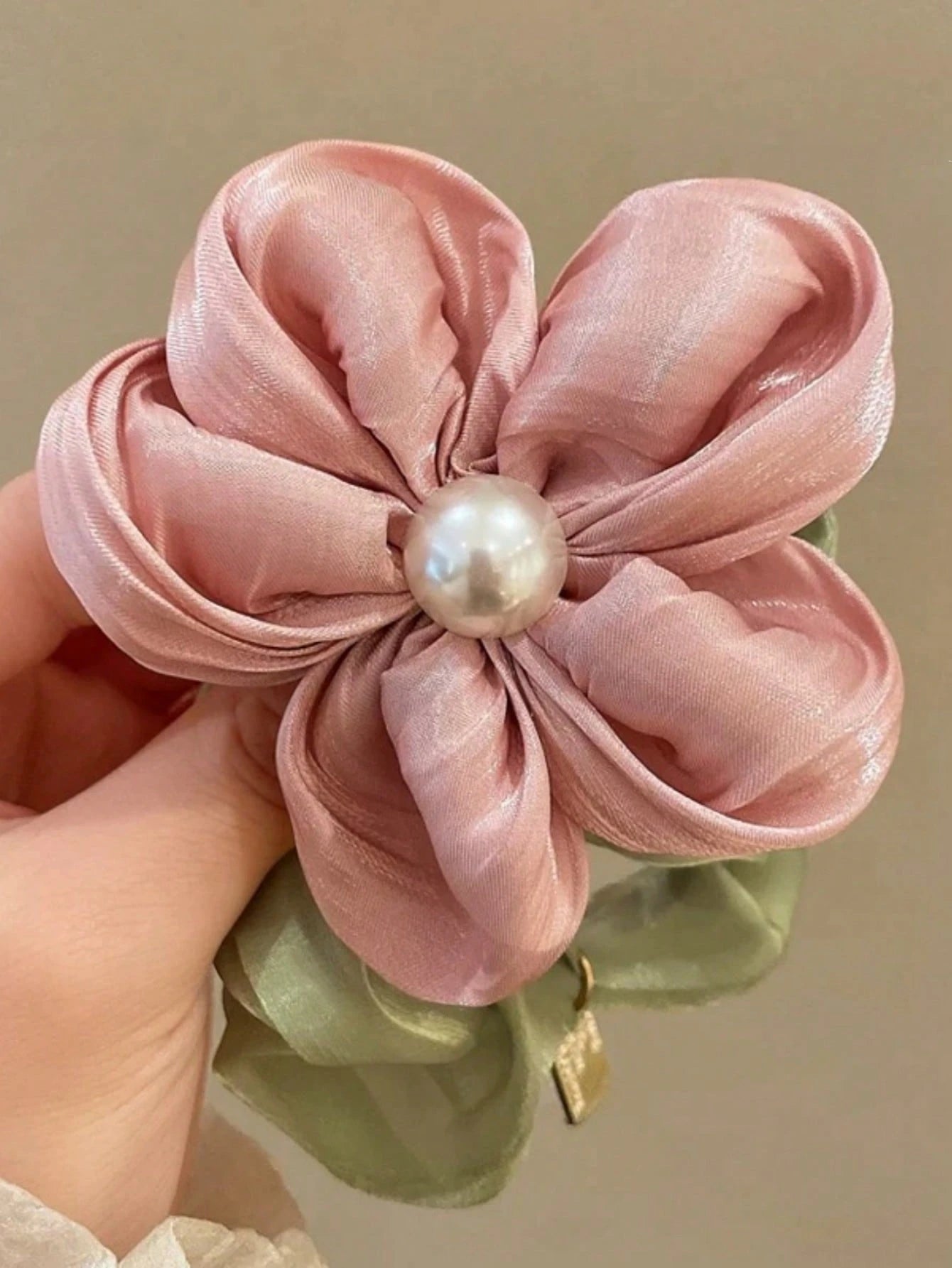 Lysegrøn Scrunchie Hårelastik med Rosa Blomst & Perle