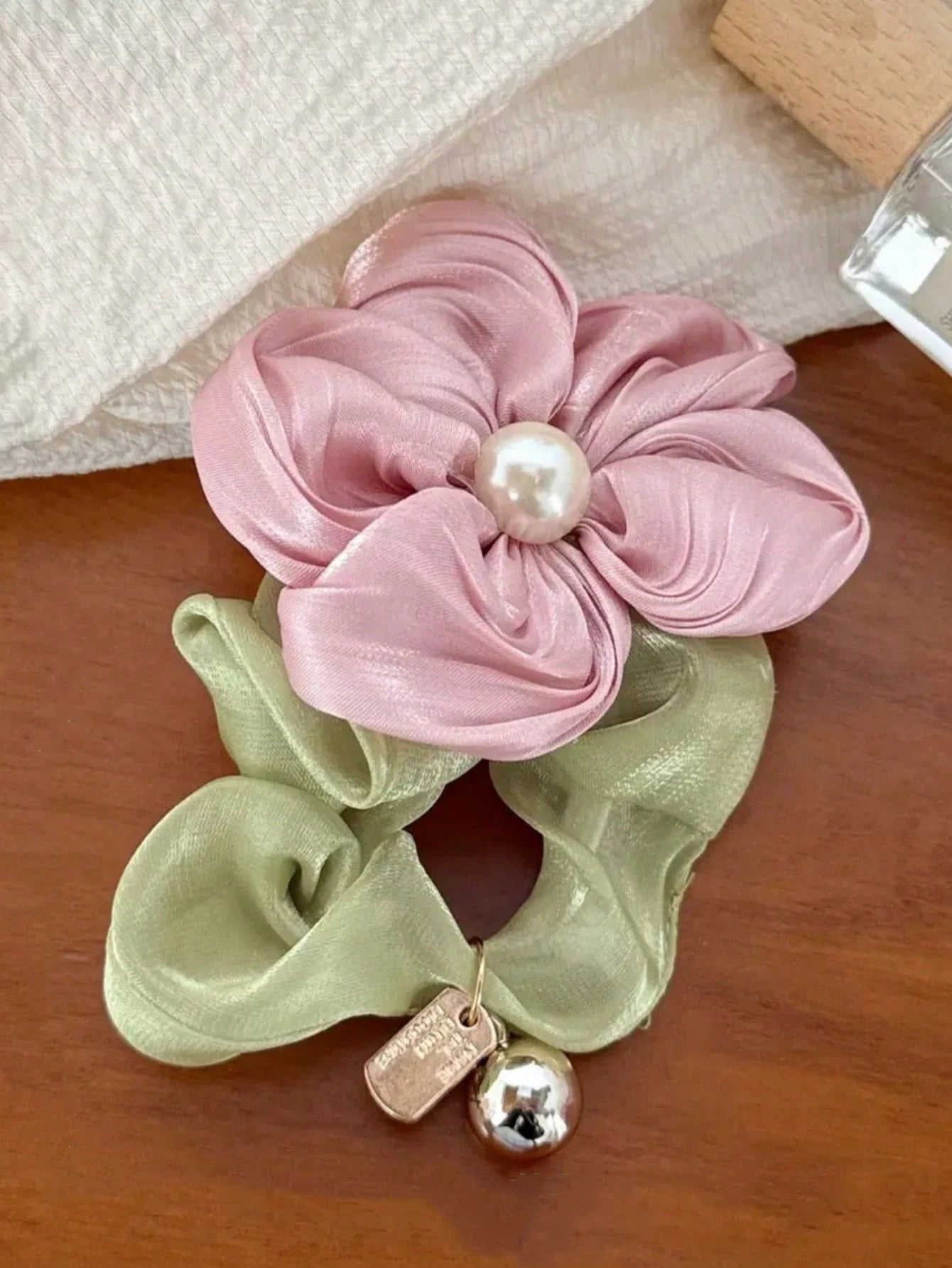 Lysegrøn Scrunchie Hårelastik med Rosa Blomst & Perle