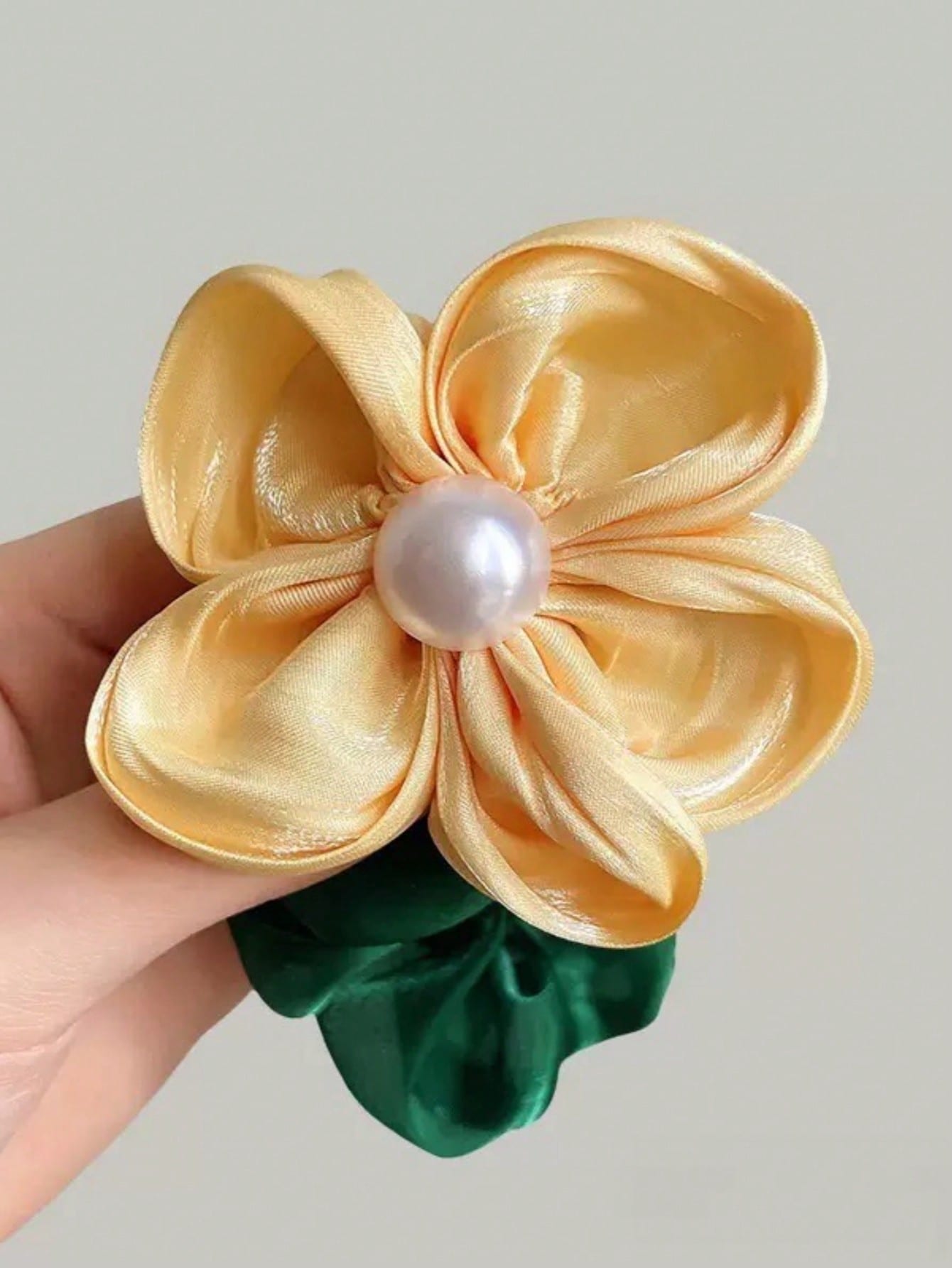 Grøn Scrunchie Hårelastik med Gul Blomst & Perle