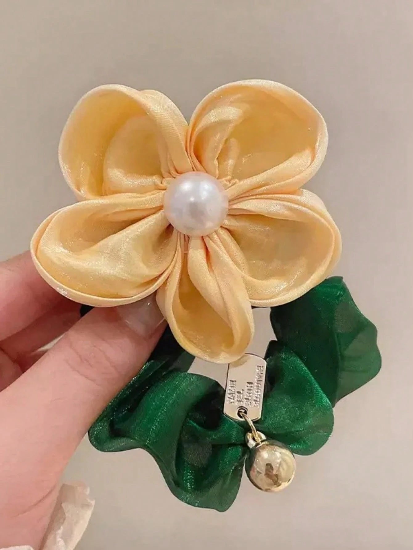Grøn Scrunchie Hårelastik med Gul Blomst & Perle