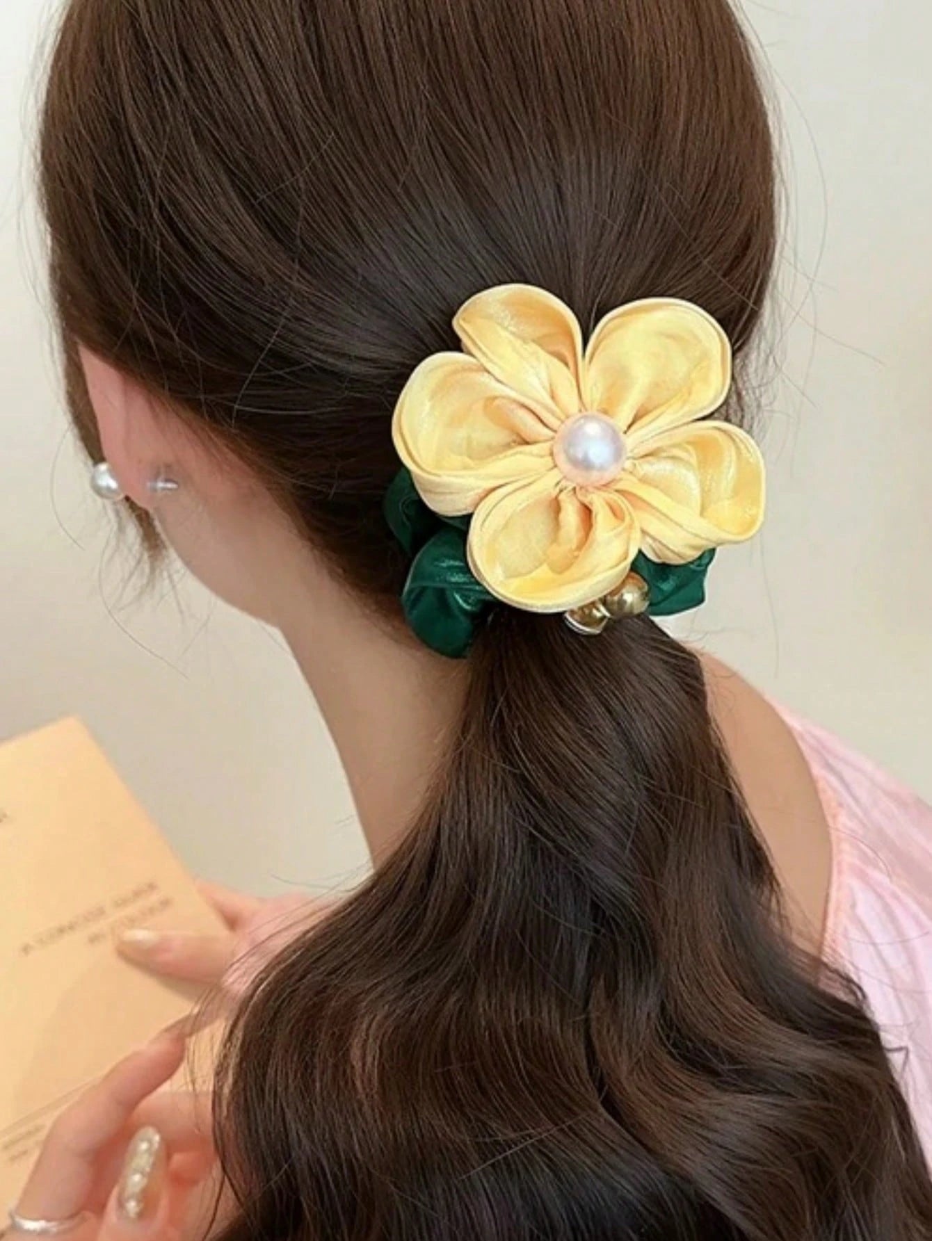 Grøn Scrunchie Hårelastik med Gul Blomst & Perle