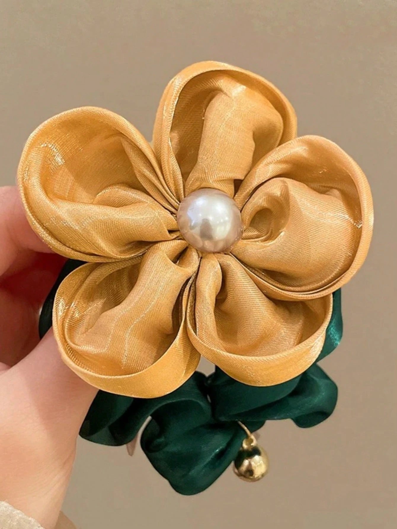 Grøn Scrunchie Hårelastik med Gul Blomst & Perle