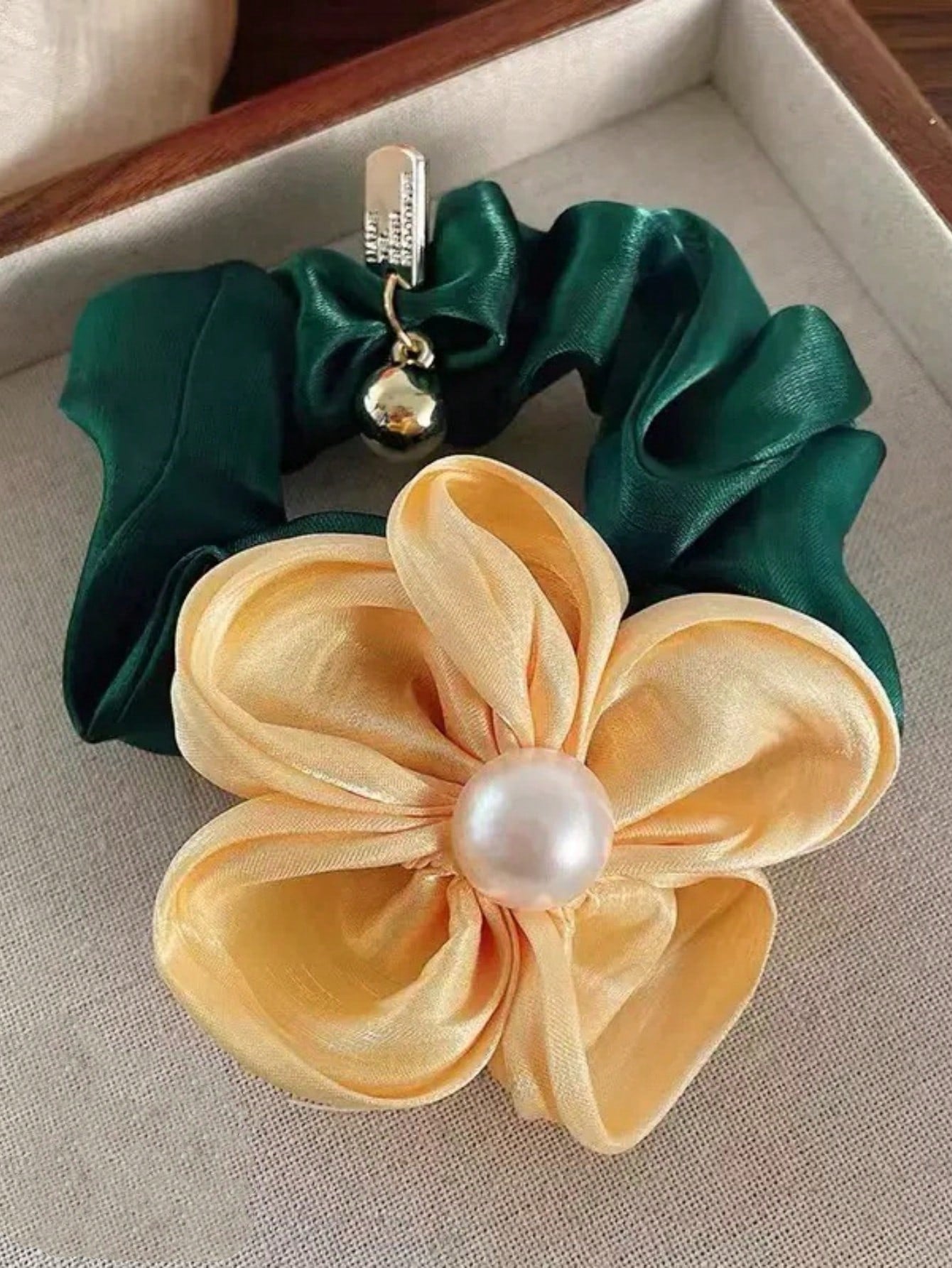 Grøn Scrunchie Hårelastik med Gul Blomst & Perle