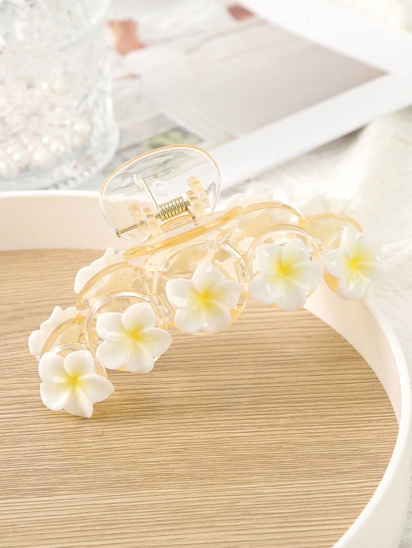 Lys Hårklemme med Hvide Blomster