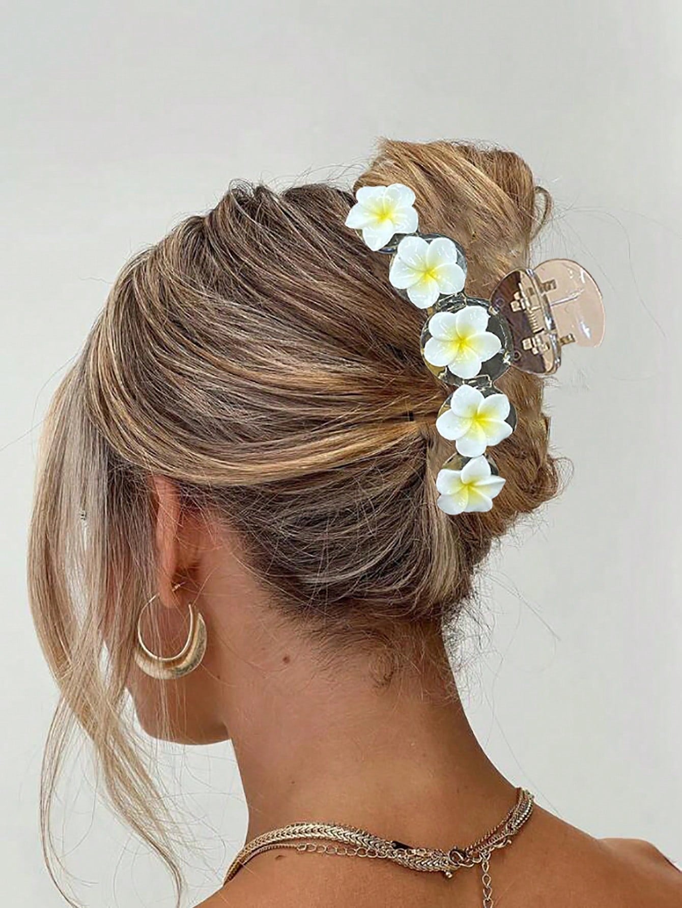 Lys Hårklemme med Hvide Blomster