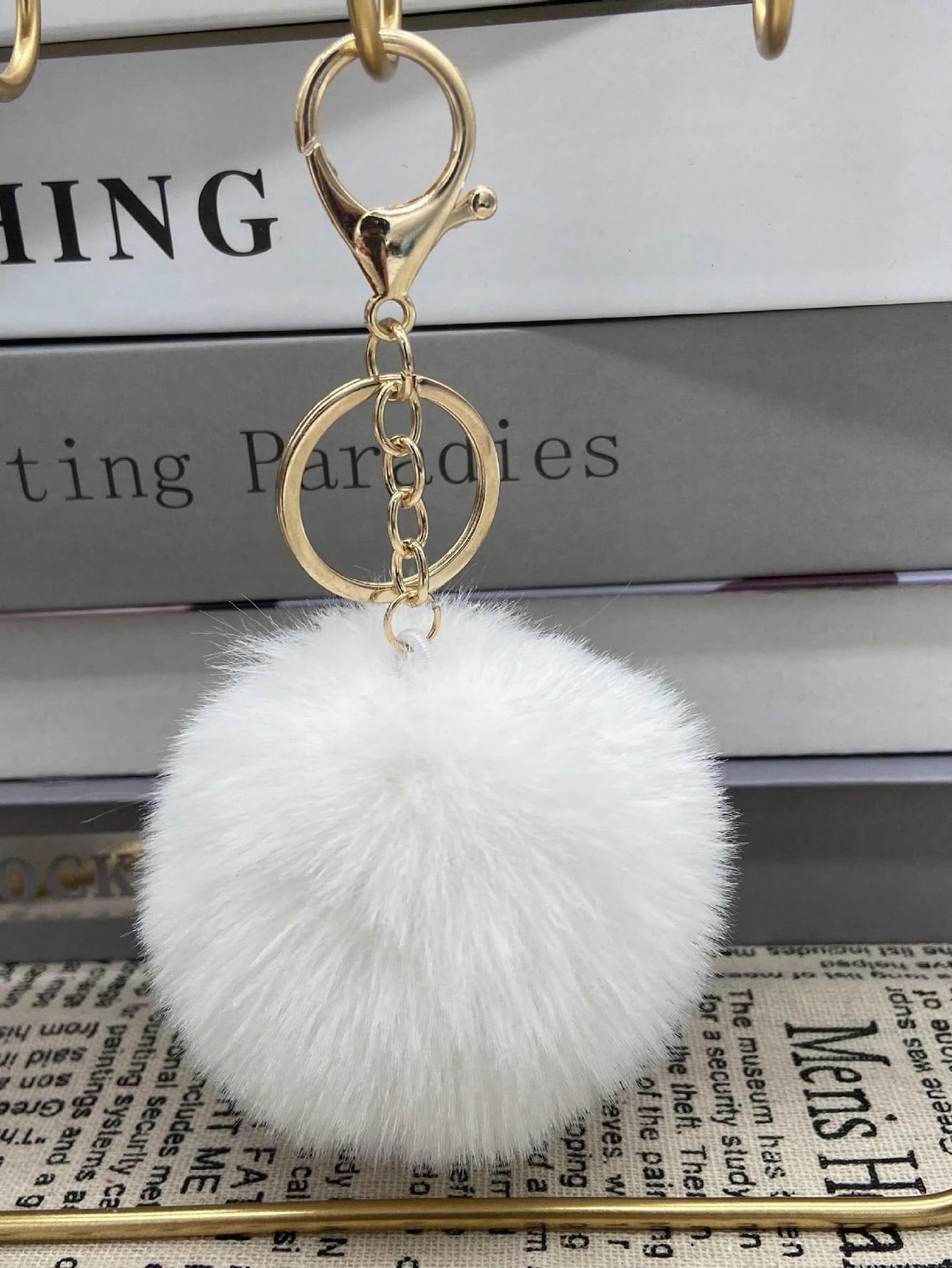 Gylden Nøglering med Blød Hvid PomPom