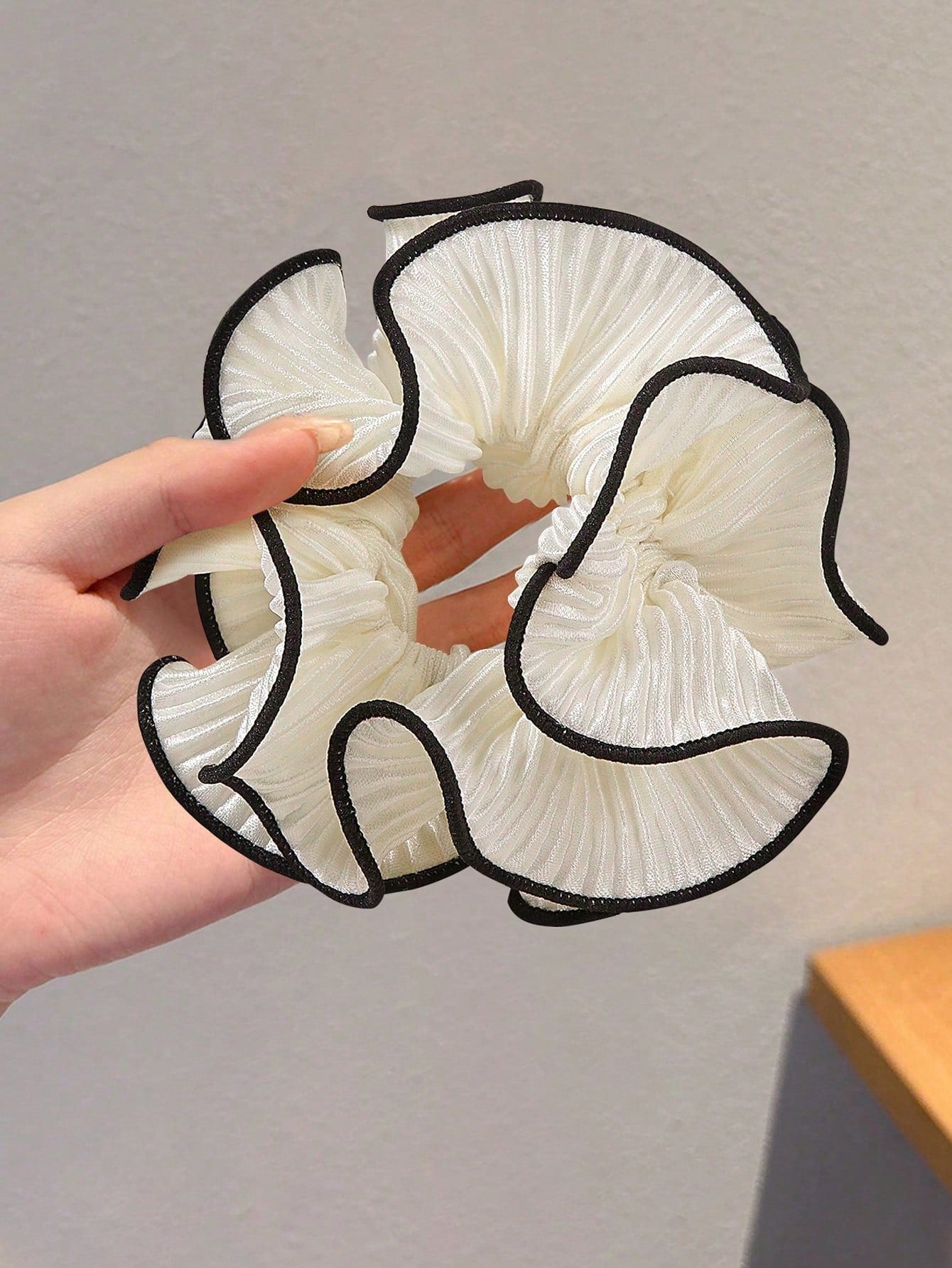 Stor Scrunchie Hårelastik - i Plisseret Hvid med Sort Kant