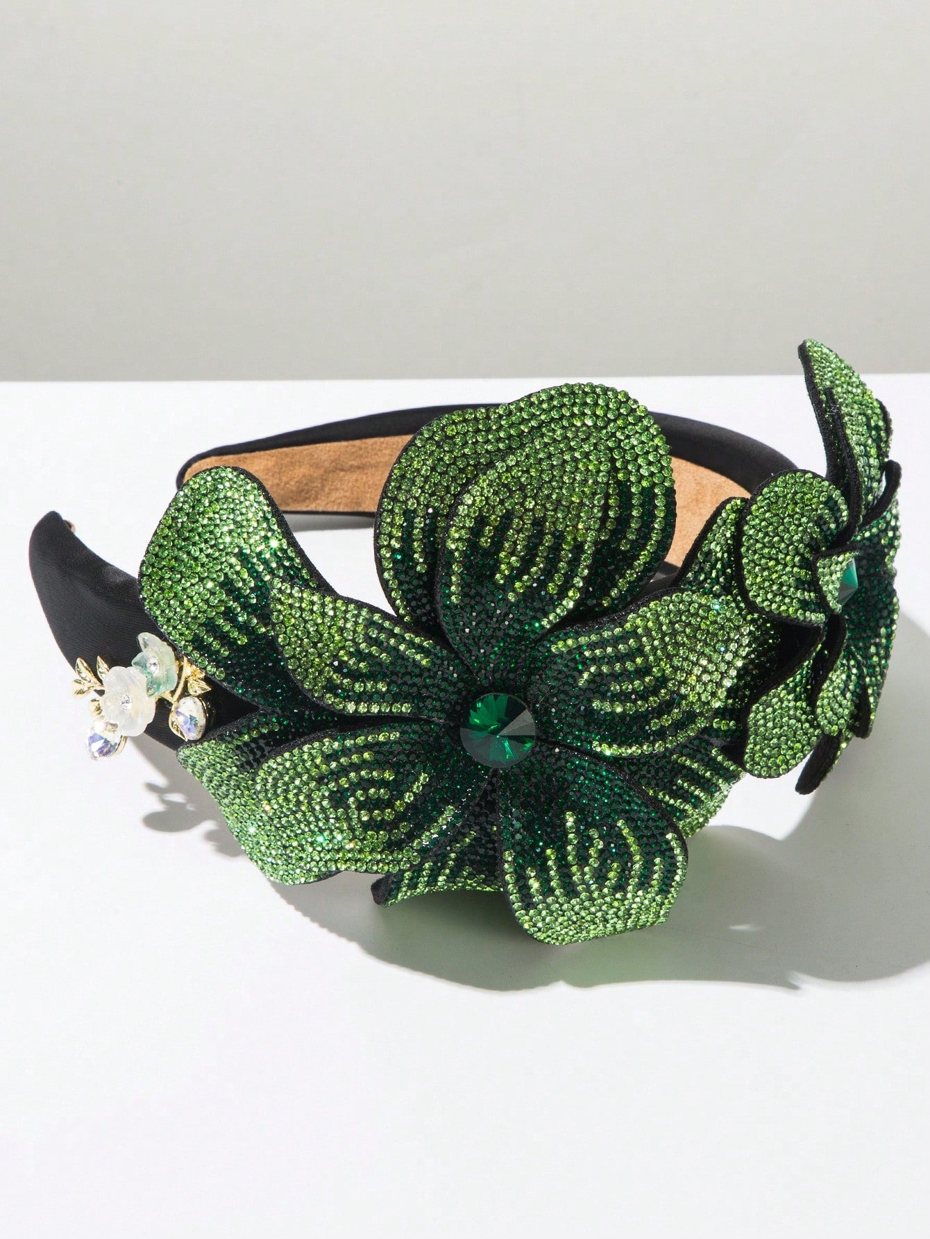 Sort Polstret Hårbøjle med Store Grønne Perleblomster