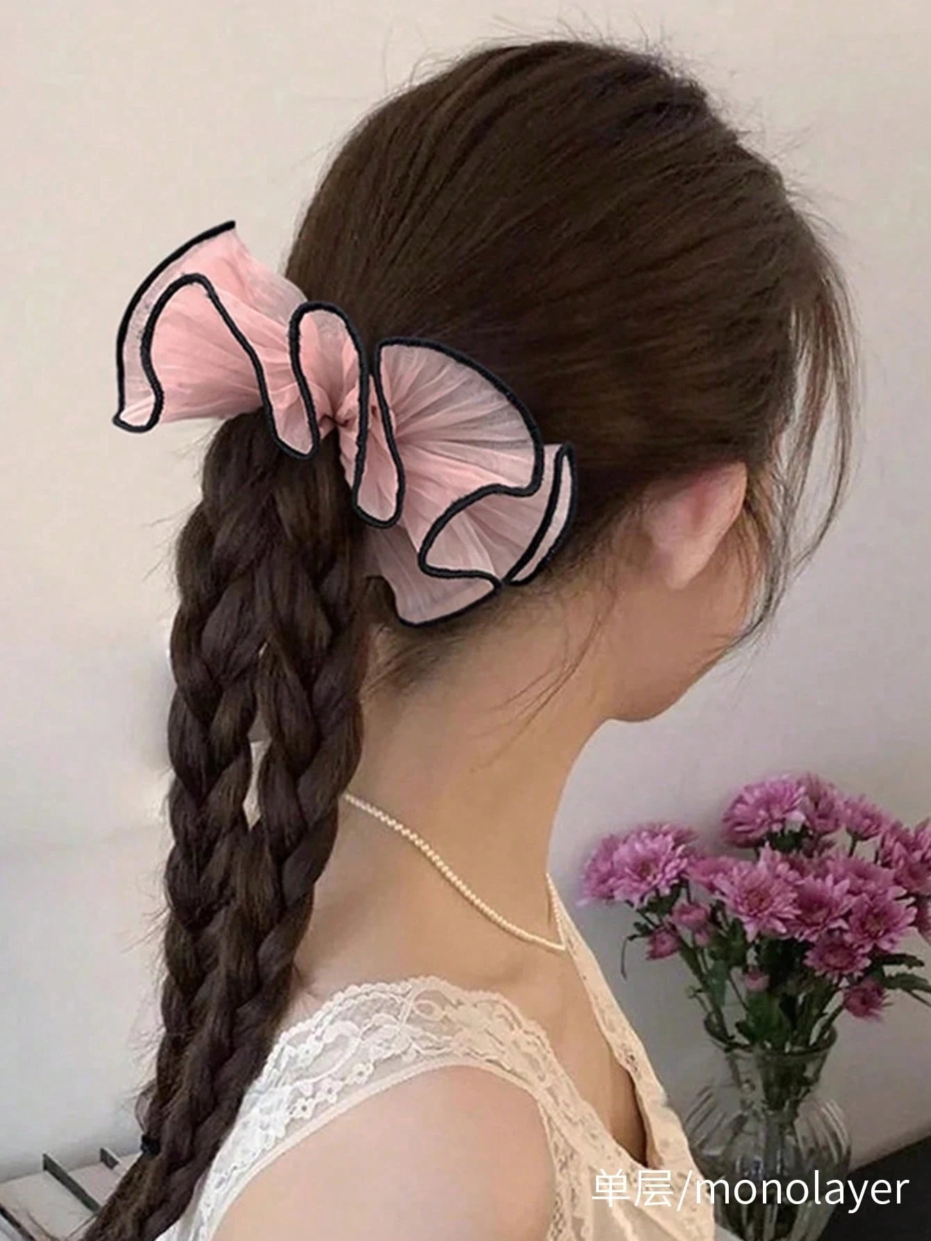 Stor Scrunchie Hårelastik - i Plisseret Hvid med Sort Kant