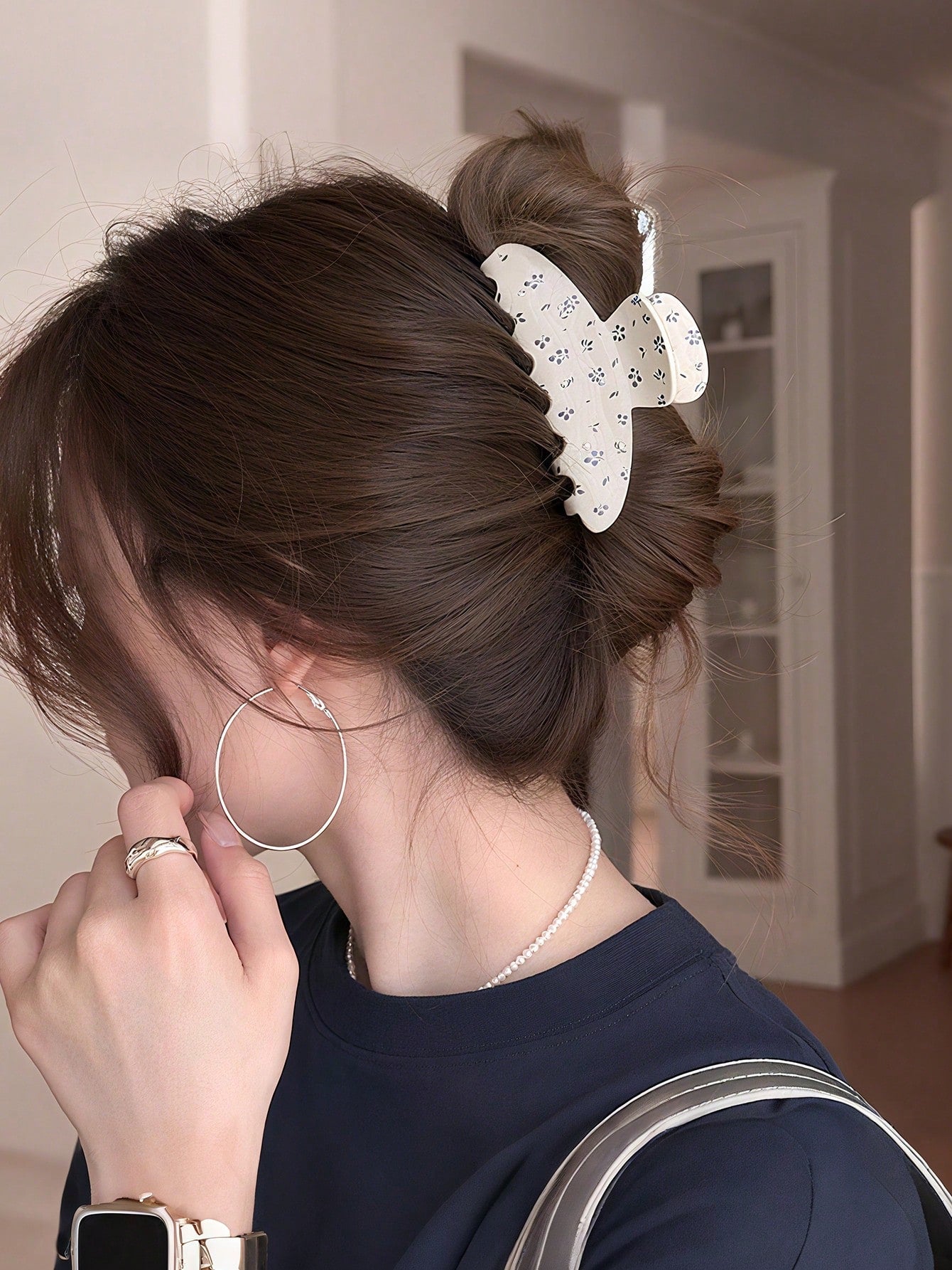 Hvid Hårklemme med Blå Blomster & Perle