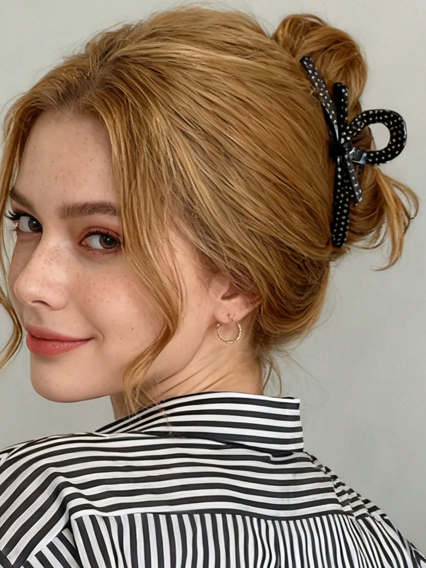 Brun Hårklemme med Prikker & Sløjfe-Design