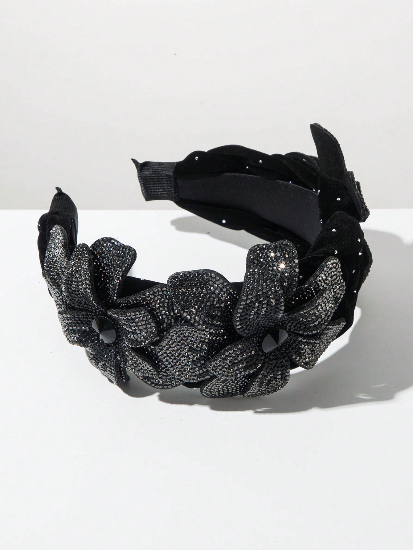 Sort Hårbøjle med Store Perleblomster - i Polstret Sort Flettet Velour med Perler