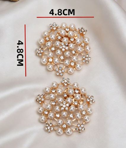 Elegant Skosmykke med Perler og Små Blomster i Guldfarvet