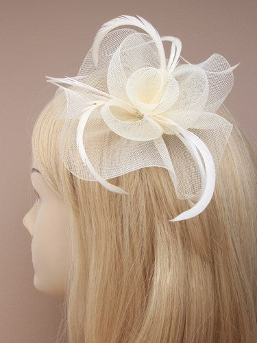 Cremet Hvid Fascinator - Hat med Blomst og Fjer