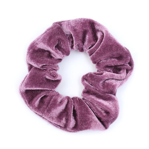 Stor Scrunchie Hårelastik i Blødt Velour - i Lilla - SofiaGaver.dk
