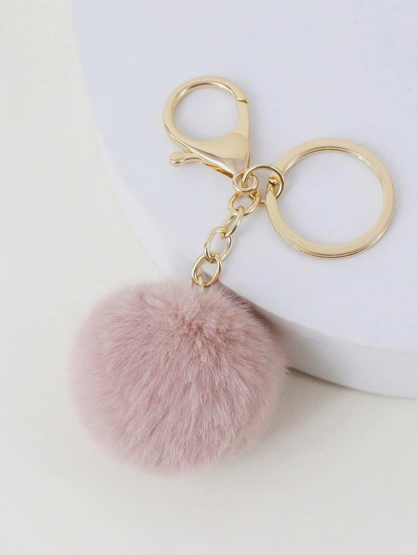 Gylden Nøglering med Blød Rosa PomPom - SofiaGaver.dk