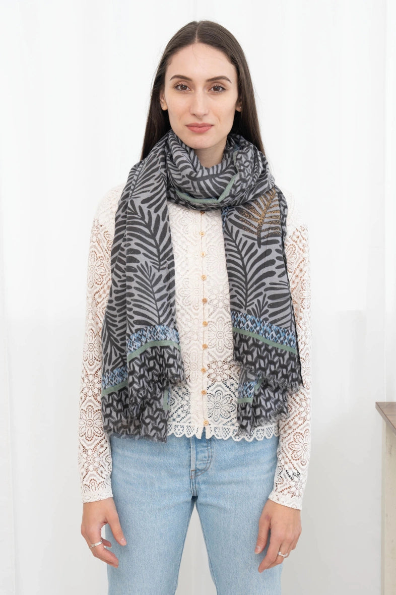 Stort Tørklæde med Bomuld - i Sort Bladprint & Guld