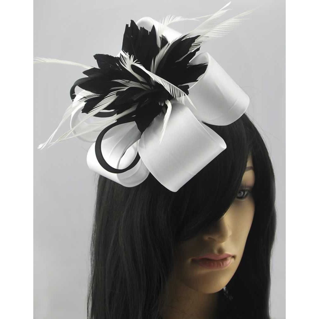 Fascinator m. Fjer-Blomst og Satin-Sløjfe i Sort-Hvid - SofiaGaver.dk