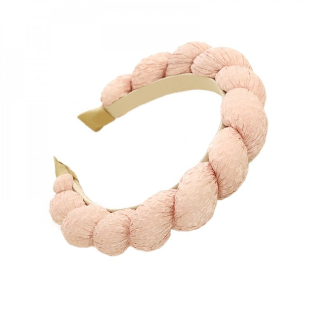 Bred & Polstret Satin-Hårbøjle i Snoet Mønster- i Rosa - SofiaGaver.dk
