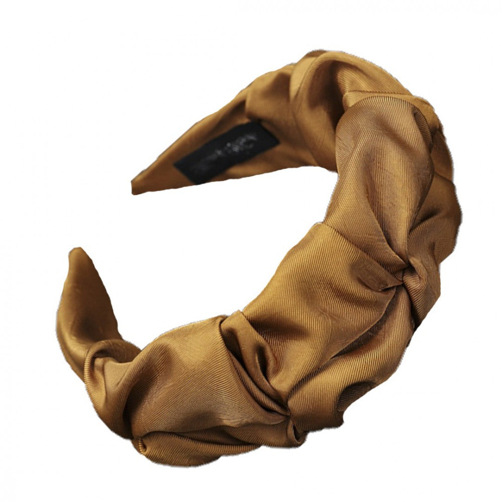 Bred Hårbøjle i Glansfuld Satin & Rynket Design - i Brun - SofiaGaver.dk