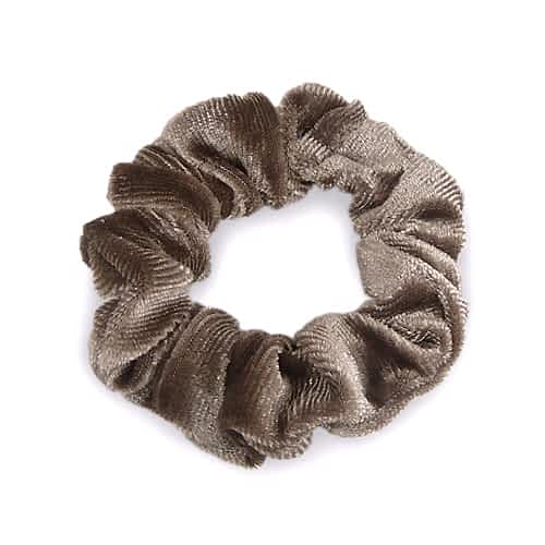 Scrunchie Hårelastik i Blødt Velour - i Mørk Beige - SofiaGaver.dk