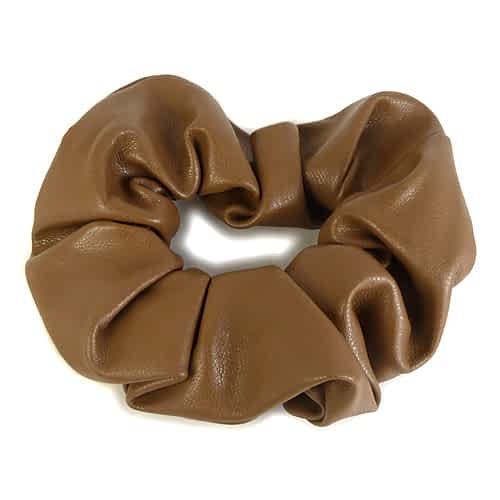 Scrunchie i Vegansk Læder - i Brun - SofiaGaver.dk