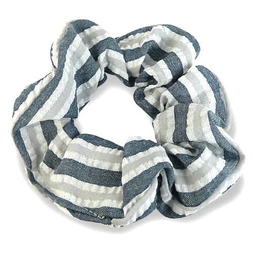 Scrunchie i Stribet Crinkle Stof - i Marineblå - SofiaGaver.dk