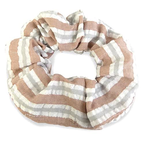 Scrunchie i Stribet Crinkle Stof - i Beige - SofiaGaver.dk