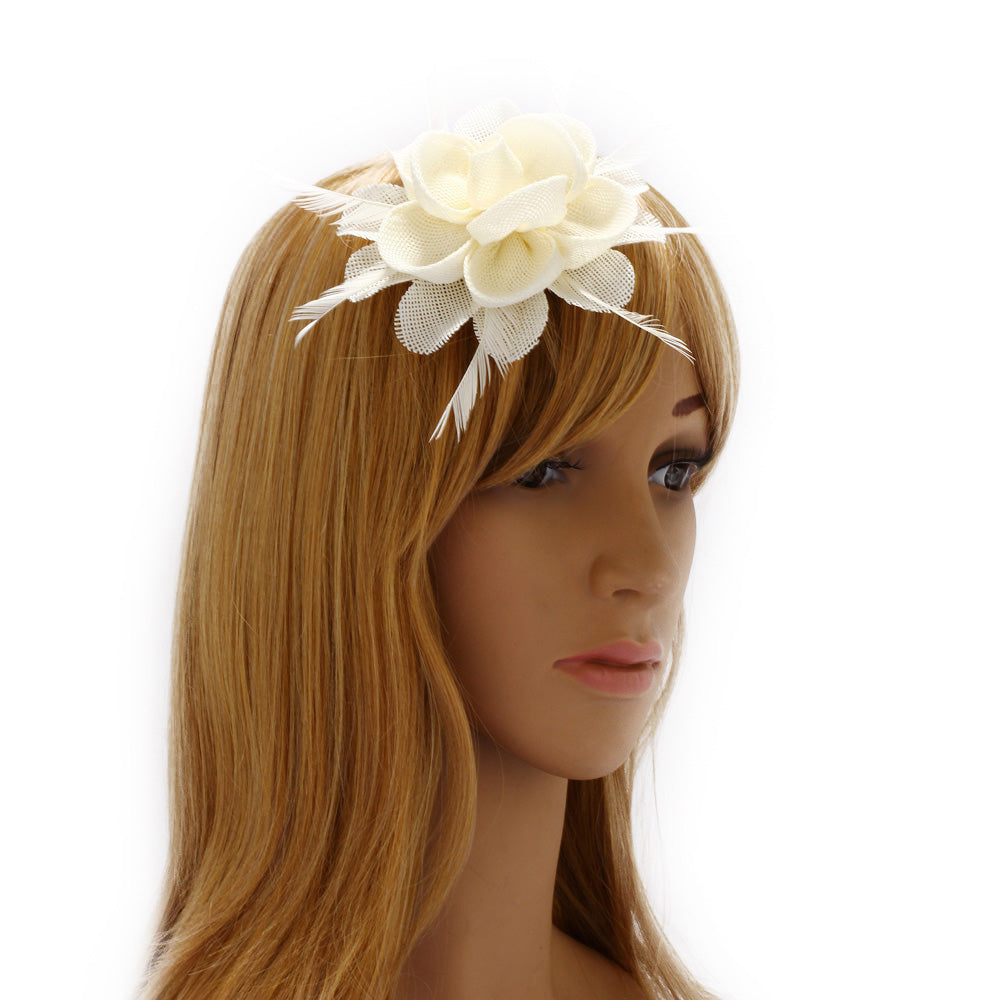 Creme Fascinator med Blomst & Fjer - SofiaGaver.dk