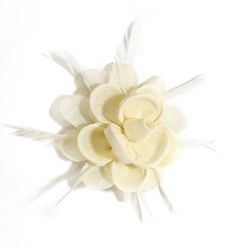 Creme Fascinator med Blomst & Fjer - SofiaGaver.dk