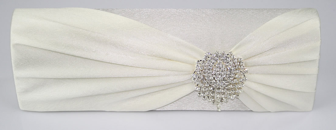 Hvid Clutch Taske-Selskabstaske i Satin med Krystal-Broche - SofiaGaver.dk