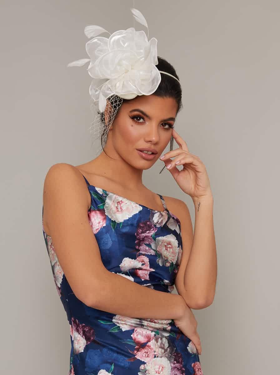 Hvid Hatinator-Hårbøjle m. Satin-Blomst, Net & Fjer - SofiaGaver.dkHvid Hatinator-Hårbøjle m. Satin-Blomst, Net & Fjer