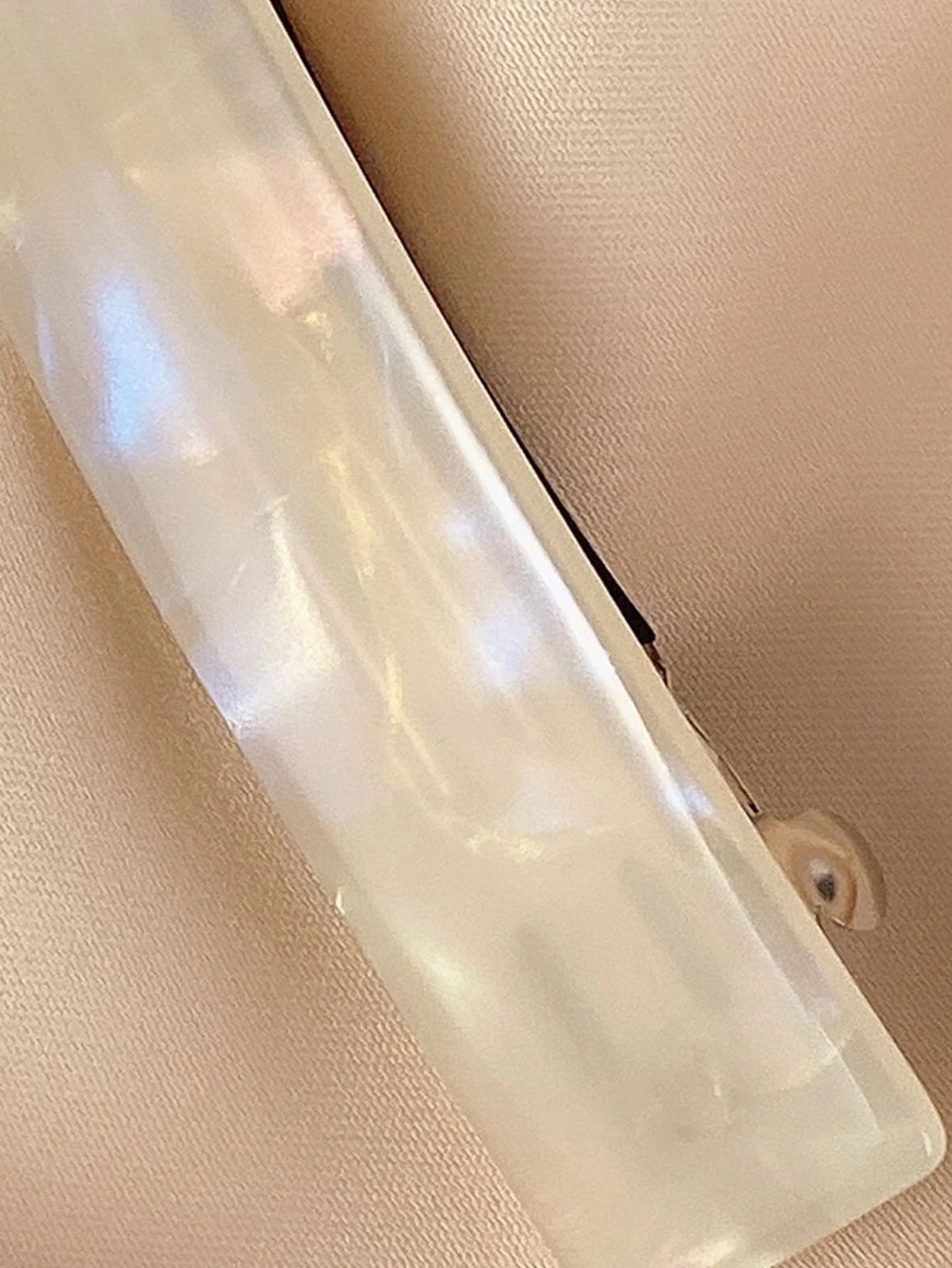 Lys Patent Hårspænde med Perlemors-effekt - SofiaGaver.dk