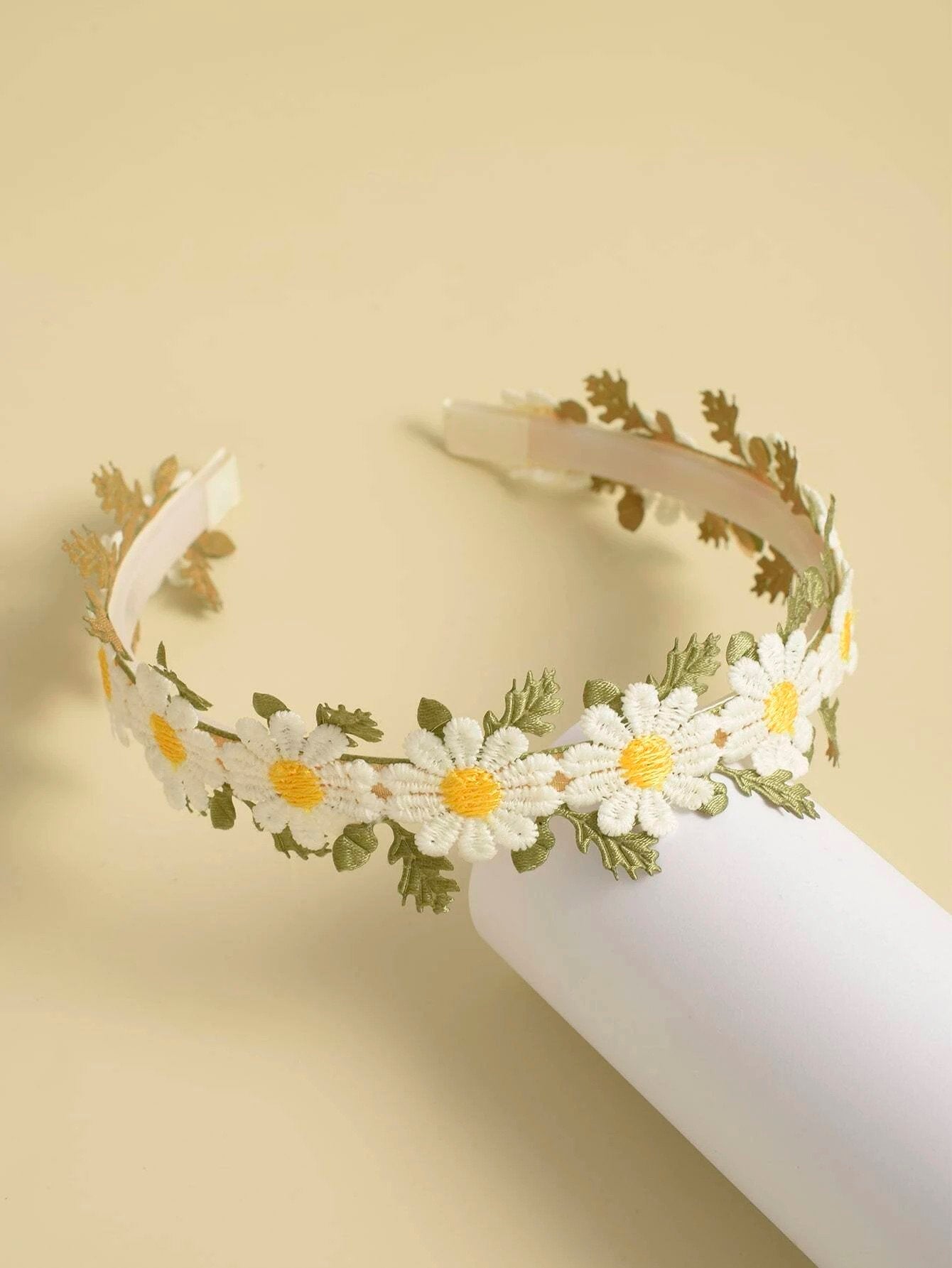 Hårbøjle med Hvide Marguerit Blomster & Grønne Blade